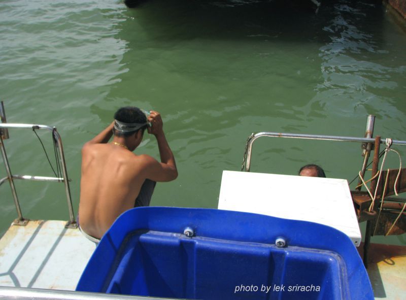 ถึง..เกาะสอง..พม่า  อากาศร้อน  ไต๋วุฒิชวนเด็กเรืออาบน้ำเล่นซะงั้น... :laughing: