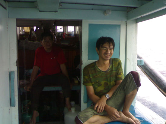 เปียกกันหมดครับ   เลยมานั่งเฝ้าเบ็ดกันข้างในเก๋งครับ  :laughing: :grin:
