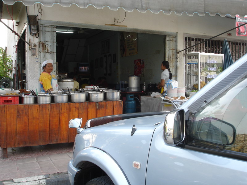 แวะกินข้าวที่ บ.ข.ส ก่อนครับตังแต่เช้า ผม-ซ้อยังไม่ได้เติมพลังเลยครับ  :umh: :umh: :grin: