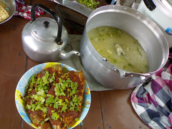 ก่อนขึ้นฝั่งครับ  กินอีกแล้วครับ   ข