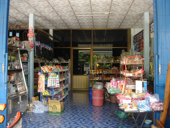 แวะตุนเสบียง ร้านค้าประจำหมู่บ้าน มีตั้งแต่ สากเบือยันเรือรบครับ :laughing: :laughing: