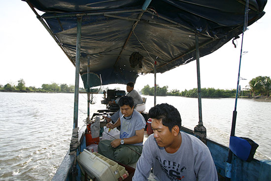 พอลงเรือได้ก็จัดอุปกรณ์
