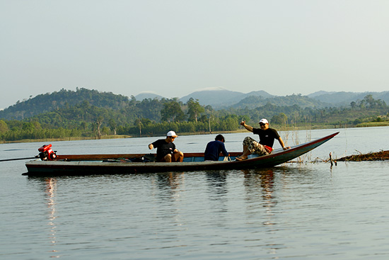 เราชลอเรือดูเพื่อนอีกรำ ว่าทำอะไร กำลังอุดรอยรั่วอยู่ที่หัวเรือนี่เอง :laughing: