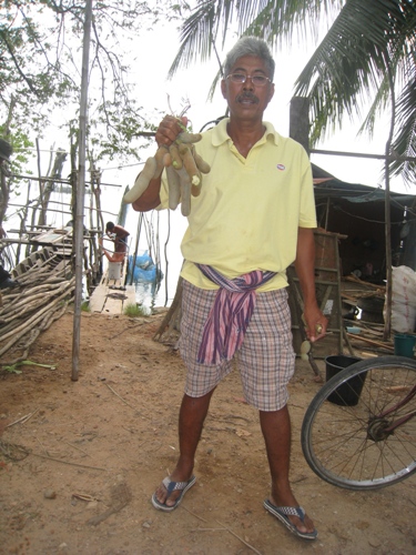 น้าโข่ย รุ่นใหญ่ประจำทีม หามะขามไว้ตำน้ำพริกบนเรือ