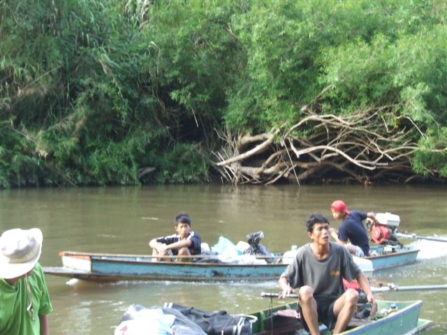 ลำที่สองตามมาติดๆ เป็นเรือขนสัมภาระอย่างเดียว....