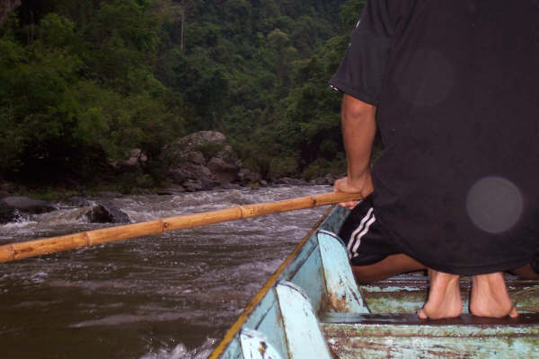 ทางหัวเรือเตรียมพร้อมที่จะเข้าแก่ง...
