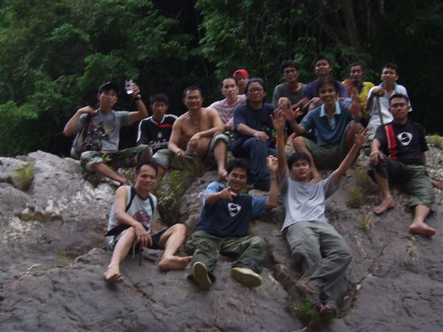ถ่ายรูปเป็นที่ระลึกที่หมาย กำแพงเมืองจีน ในอุทยานแห่งชาติแก่งกระจาน