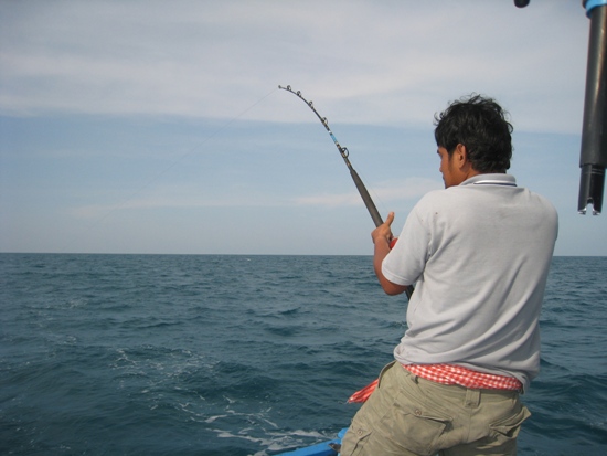 เรือวิ่งมาใกล้แนวปะการังข้างเกาะขาม เสียงรอกพี่พัฒน์ดังขึ้นไม่รอช้าพี่พัฒน์รีบอัดเข้ามาอย่างใจเย็น