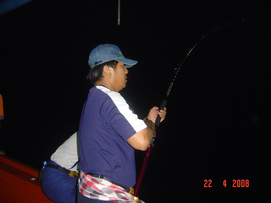 ปลาลากสายไปพันกับสายเสมอเรือ...ลุ้นกันตั้งนาน..