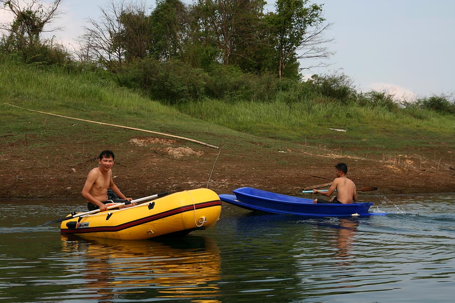 กลับมาที่แพ  น้าโอ๋ สีลม กำลังลองเรือใหม่อยู่ค่ะ   :grin: