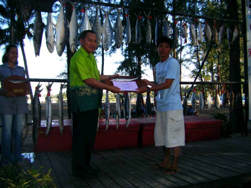   รางวัลชนะเลิศปลาช่อนทะเลน้ำหนักสูงสุด 14.55 กก. ยังไม่ทำลายสถิติครับ ของเก่าทำใว้ราว 20 กก.
เป็นอ