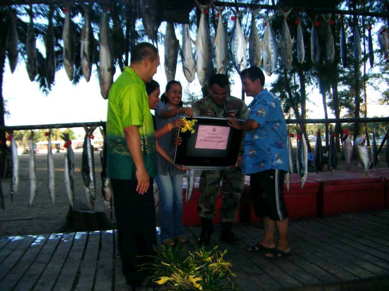   พี่เกียรติ นักตกปลาจากปัตตานีอีกคนโชคดี ได้รับรางวัลหางบัตรเป็น TV.จอแบน 21นิ้วครับ