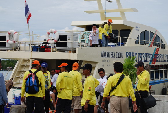 ทีมนักตกปลาจากมาเลเซีย...เสือเหลือง ..ขณะลงจากเฟอรี่ที่ท่าเรือปากปารา  เดินทางมาจากท่าเกาะลังกาวีในป