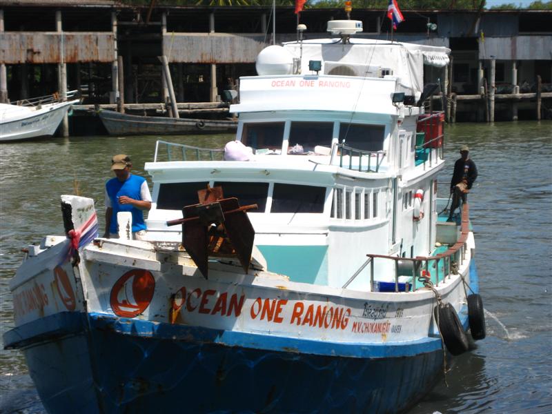 ไปที่ท่าเรือระนอง...ocean one 1 กำลังเทียบท่า