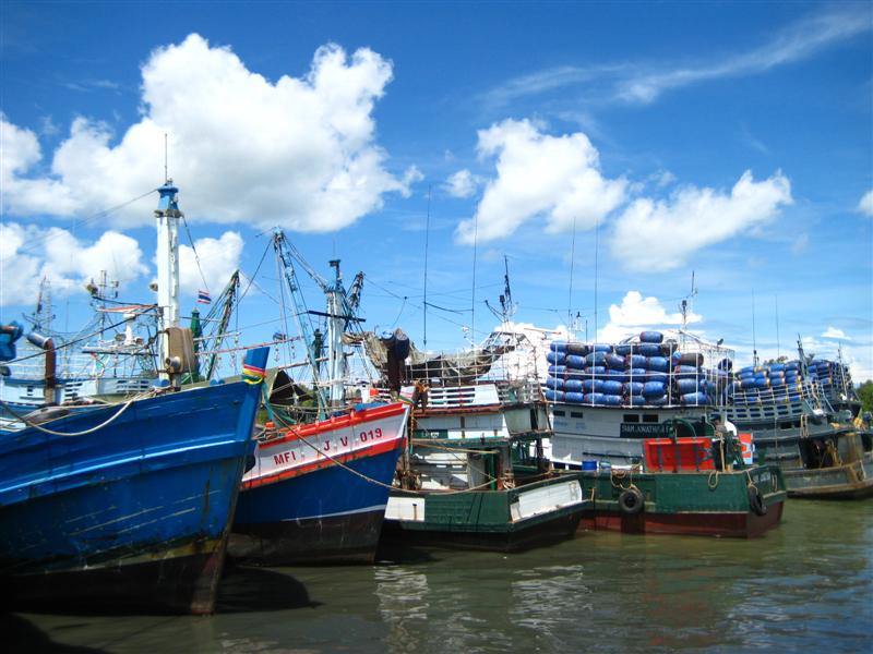 บรรยากาศที่ท่าเรือ...เรือประมงรอออกหาปลา