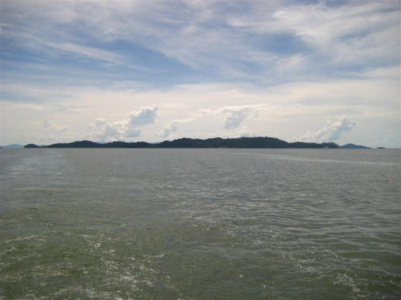 เรือกำลังกลับเข้าฝั่ง...ผ่านเกาะสองกับเกาะสนของพม่า