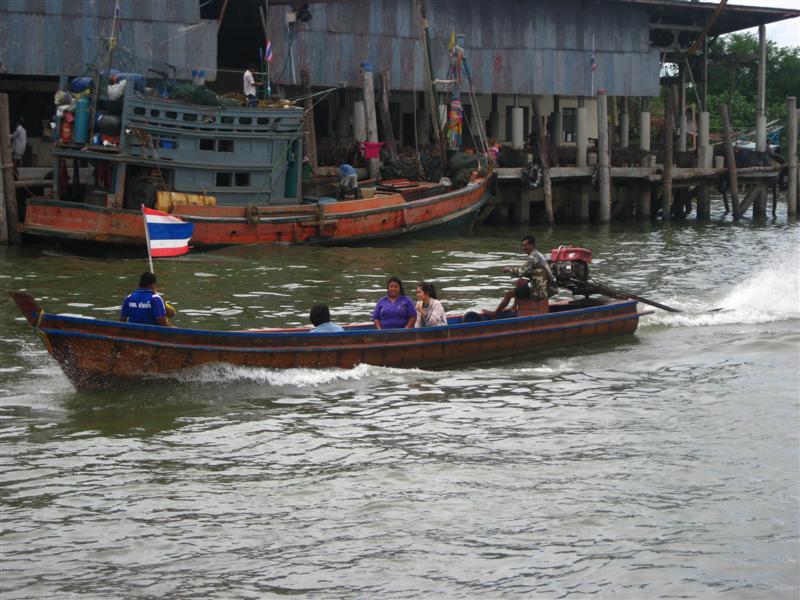 เรือหางยาววิ่งส่งผู้โดยสาร