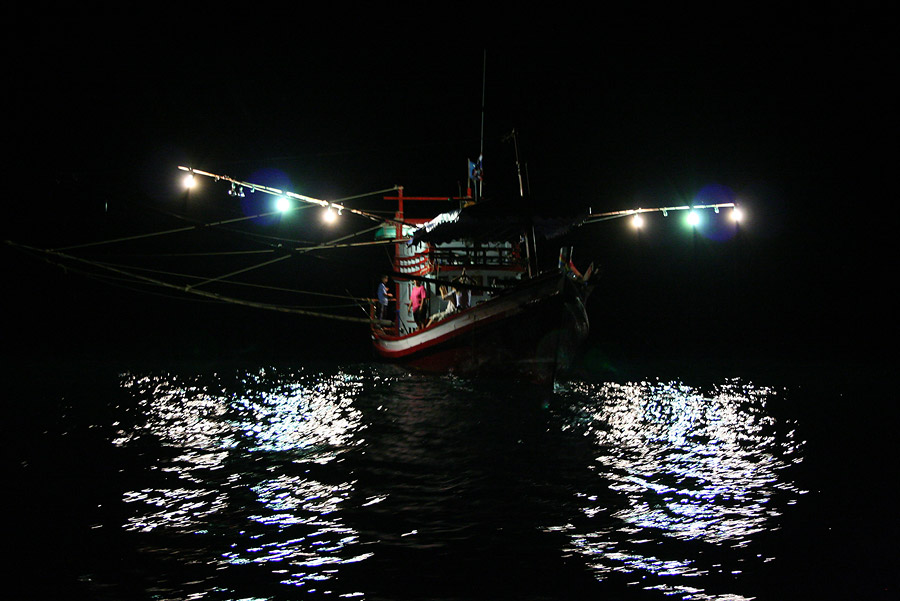 เรือไต๋ย๊อชแขกมาลงเรือมืด เข้าหมายไดร์หมึกแต่หรี่แล้วไม่มีตัวเลยมาขอต่อไฟครอบหมึก จัดไปเลยครับไต๋เรื