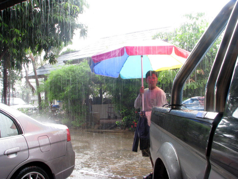 พอจะออกล่ะฝนตกหนักขึ้นมาเชียว  :sad: เอาไงดีพี่อ๊อด เห้ยย..!!บุ๊ง
ตรงนี้ตก ยางชุมมันอยู่ตั้งไกล มัน