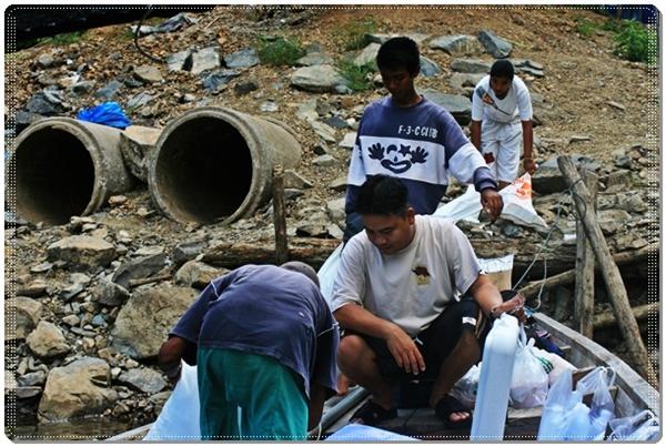 ข้าวของสัมภาระต่างๆถูกจัดเข้าที่ในด้านหัวเรือ น้ำแข็งเต็มกระติกทั้งสองใบแล้ว

พวกเราก็ออกเดินทางสู