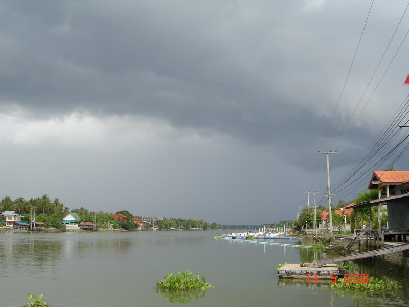 ด้านทิศตะวันตกฝนมา  :sad:  :sad: