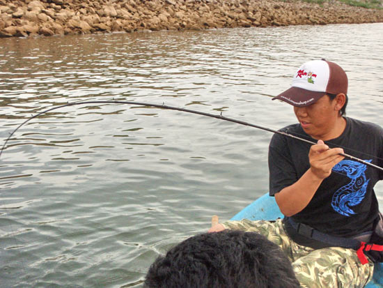 เย่อฮึบ ๆ ไม่นาน ก้อมาโชว์ตัวข้างๆเรือ..กระสูบขนาดพองาม 
 :grin: :grin: :grin:
กระสูบเขื่อนปราณ ตั
