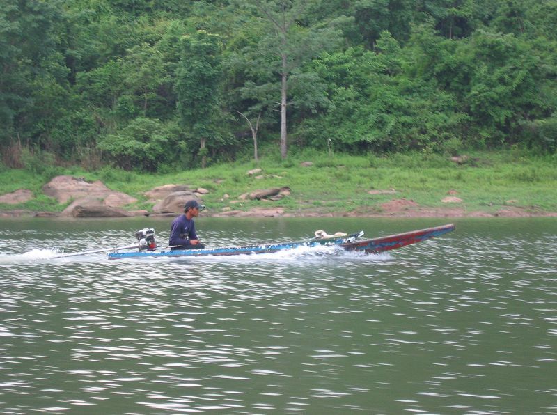 ช่วงเช้าที่เราวิ่งเรือเข้าไปหน้านํ้าตกก็เห็นมีเรือชาวบ้านวิ่งตามเรา แซงเรา เยอะเลยครับ