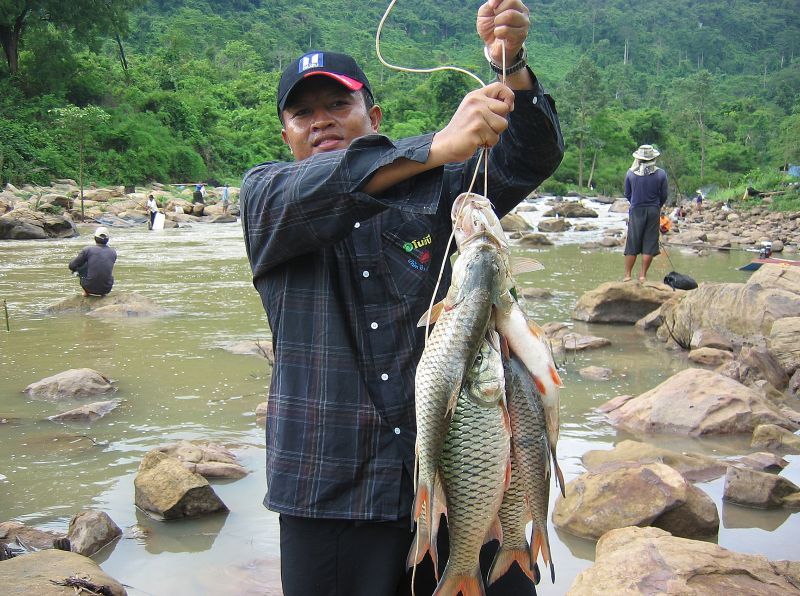 ..จากมาลัยพวงเล็กๆเริ่มถักถอเป็นพวงใหญ่ๆ