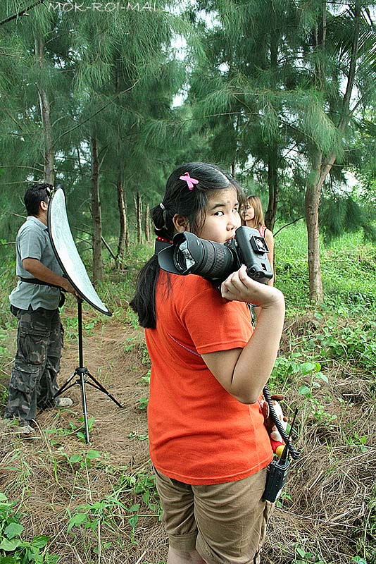 น้องหมิวหันมาบ่น.....เมื่อไหร่จะให้หนูถ่ายเสียที....แมลงเยอะมันกัดที่ขาหนูแล้ว