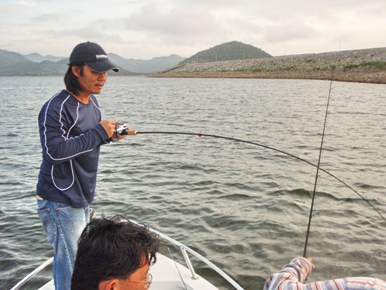 เข้าสันเขื่อน ด้านหัวเรือ กับตันกุ๊ก....โดนป๊าบก่อนใคร...
 :grin: :grin: :grin:
ไม่กี่ไม้ ก้อโดนแล