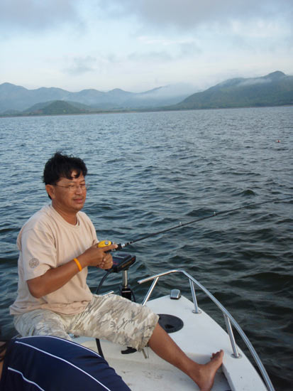 หัวเรือ ทีมงานขับมอเตอร์ไกด์ ก้อยังเปลี่ยนกันมาหล่อ อยู่เรื่อยๆ
 :grin: :grin:
คราวนี้ป๋าอ๊อด โดนเ