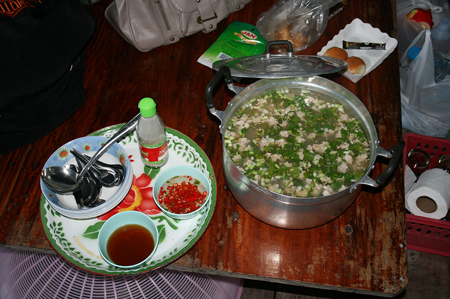 สั่งข้าวต้มหมูร้อนๆกับป้าลีไว้เป็นอาหารเช้าของพวกเรา :umh: