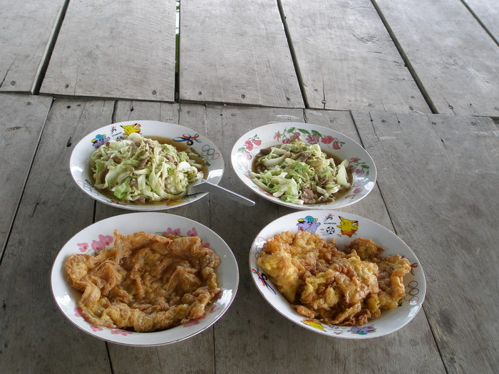 แล้วก็ทำกับข้าวกินกันมีแค่นี้แหละครับกับข้าวซื้อมากันมื้อเดียวครับตกปลาไม่ได้ก็กินข้าวกับน้ำเขื่อนแท
