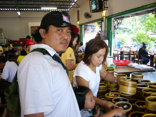 เลือกๆๆๆๆๆ  ของกินต้องยกให้พี่อ้วน

ผมเอง  พี่ครับ เป็นภาพครอบครัวที่ดูอบอุ่นมากเลย

พี่อ้วน เ