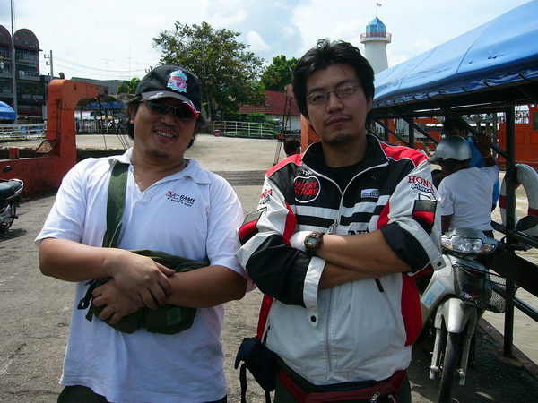 เอารถมาขึ้นเรือข้ามฟาก ถ่ายรูปกันซะหน่อย :smile: :smile:
