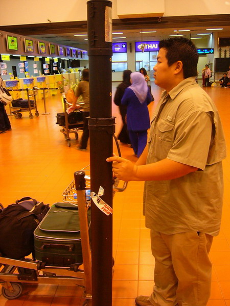 น้อง  BOYD นั่นเอง พ่อค้าไทยหัวใจ 4 ดวง  มายืนรอผมตั้งน๊านนาน  :smile: :smile: :smile: