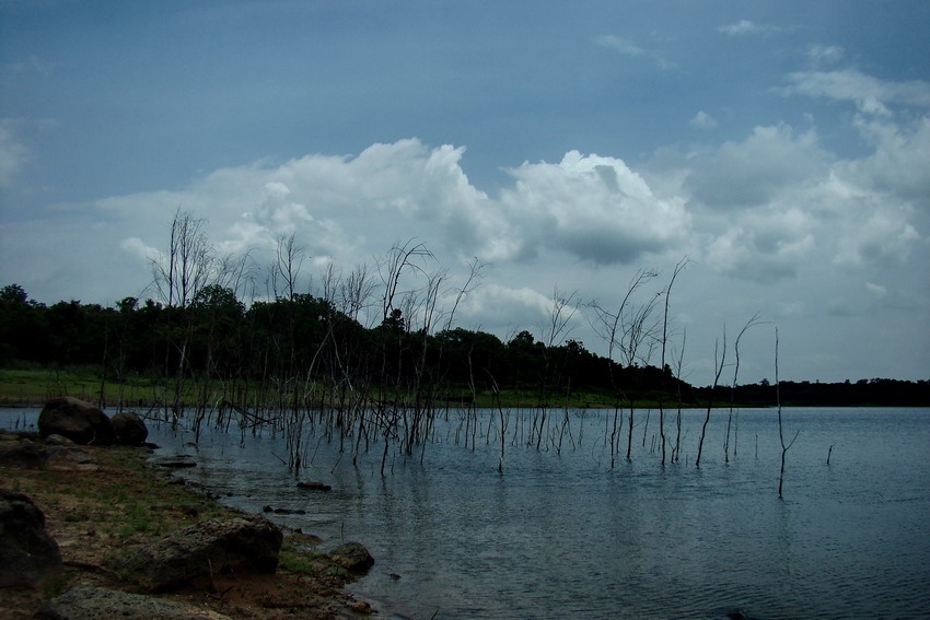 
เรือมาจอดหลบลม ตรงหัวเวิ้งพอดี
 เราลงเดินแยกย้ายกันตี อย่างสนุก
  :grin: