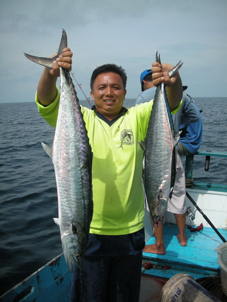 คนนี้ เจ้าของเรือครับ ชื่อไต๋หนึ่ง ชอบตกปลาเป็นชีวิตจิตใจ :smile: