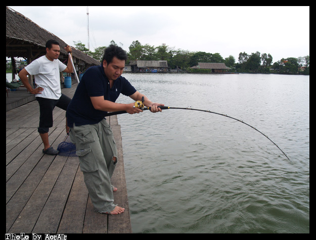 น้าตั้มก็เดินสายยกปลาเหมือนกันนะนั่น  :laughing:
