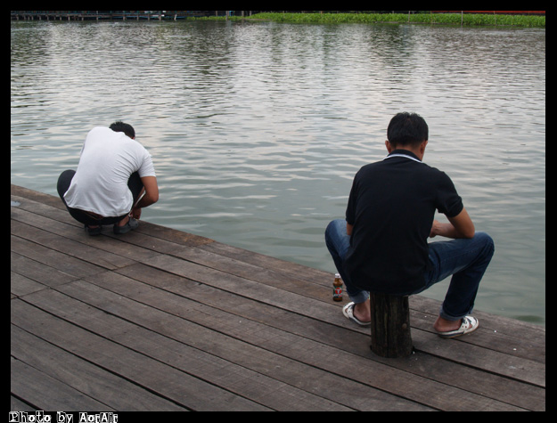 ทางโน้น คนนึงผูกกระชัง อีกคนแฮนด์ไลน์ตกปลานิล  :laughing: