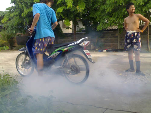 เผายางเล่น  :laughing: