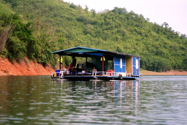 แพหรือเรือแม่ของทีมงามเป็นที่พักกลางน้ำเวลาเรือเล็กเข้าจอดพัก 
เป็นแพติดเครื่อง