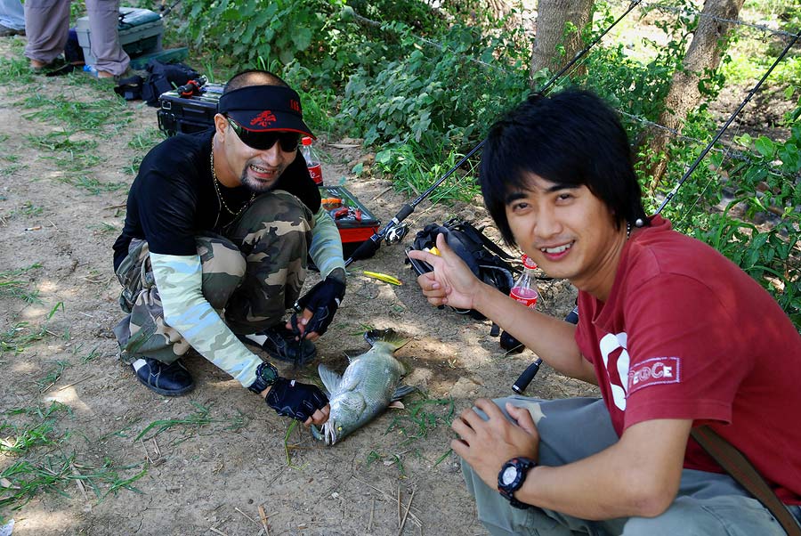 ทำเอาน้าวุ่น ถึงกับต้องเดินมาดูเหยื่อเลยอ่ะ ว่าเอ..........................พวกโปรๆ เค้าใช้เหยื่อไร ต