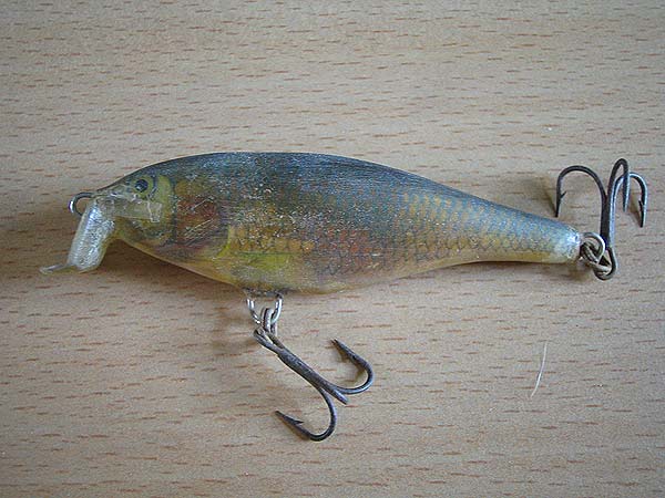 Rapala Shad Rap Sinking 7cm. รุ่นเก่า ครับ เก่ามากๆ ...อิอิ  
ตั้งแต่ผมอยู่ประมาณ ม.2 เป็นเหยื่อตัว