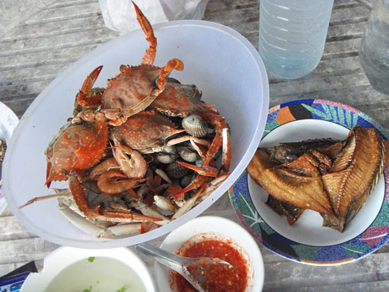 ครบเลย กุ้ง หอย ปู ปลา...
มาพร้อมน้ำจิ้มซีฟู๊ด...ที่ชิมแล้ว ต้องบอกได้เลยว่า รสชาดเด็ดขาดดดมากมาย
