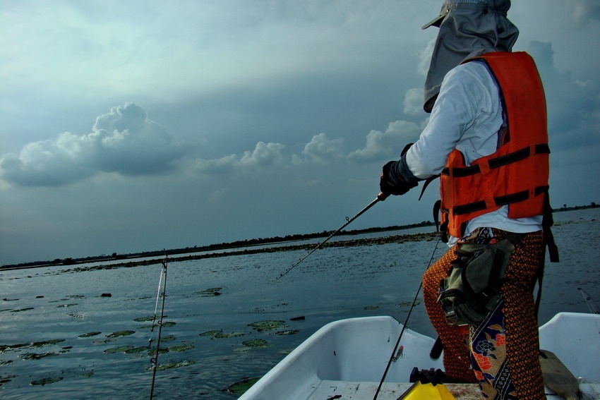  
 ผมอยู่หลังเรือ
 พีหม่ำอยู่หน้าเรือ
 มาหวดกระสูบจุดกันเหอะเรา
  :love: