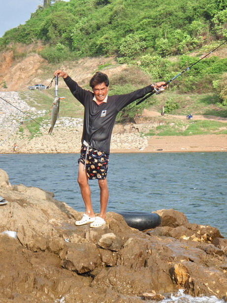 เพื่อน ๆ นักตกปาท่านอื่นก้อได้เฮเหมือนกัน แต่ไม่จัด ไม่โดนเท่าป๋าอ๊อด
ของเค้าดีจริงๆ ป๋าอ๊อดคนนี้
