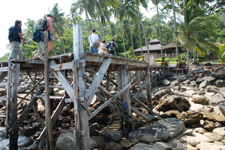 ข้ามมาถึงเกาะกูดเรือก็ยังคงทะยอยส่งผู้โดยสารตามสะพานเทียบเรือของรีสอร์ทต่างๆครับ :smile: :smile: :sm