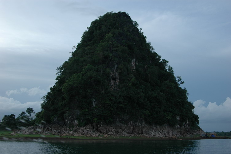เขาแหลมครับ