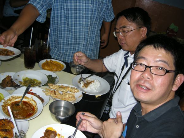 แกงกรุหม่าแพะอร่อยเข้าที...
ถึงต้องซื้อเอาลงเรืออีก 3 ถุง :umh: